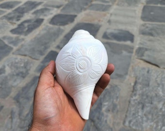 Sankha blanca, caracola tallada a mano con diseño floral para la pureza y la energía divina.