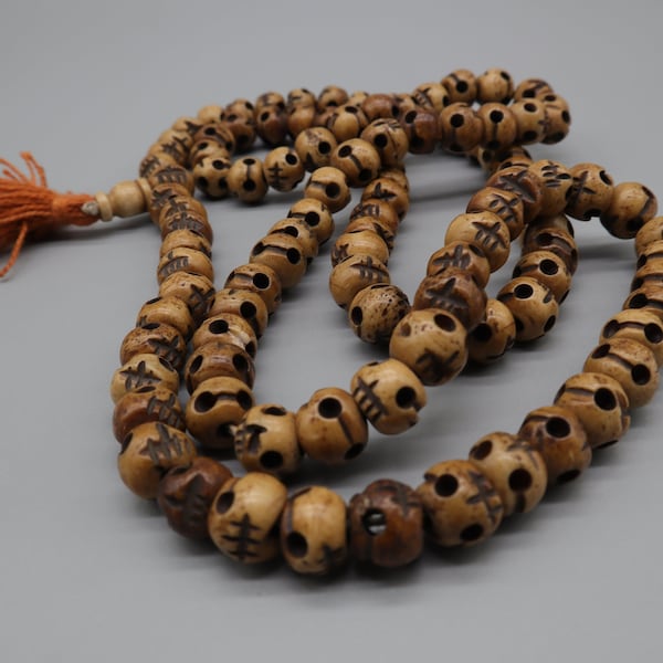 Perles tibétaines tête de mort sculptées à la main, mala tête de mort Kali, mala tête de mort, 108 perles de prière marron, méditation, yoga, collier de perles tête de mort fait main