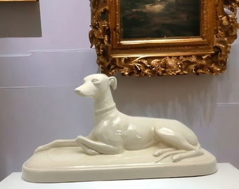 Sculptuur / Windhond / aardewerk keramiek / Sarreguemines / Digoin / hond / Art Deco / 1930 / Design / Crème / Platteland