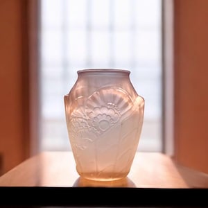 Art Deco Pink Molded Glass Vase – 1930 French Design by Legras – Rare Collector Piece from Verreries de Saint-Denis & Pantin - Art deco vase