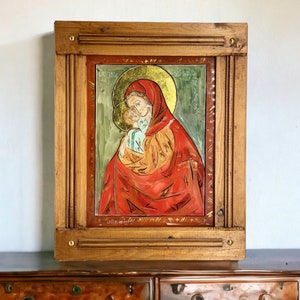 Pintura antigua de la Virgen con el Niño sobre vidrio – Arte sacro cristiano, simbolismo de los colores, marco de madera, regalo