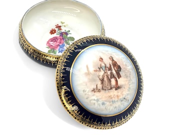 Joyero de porcelana de Limoges con diseño romántico azul y dorado de Sèvres, joyero vintage francés de 12 cm.