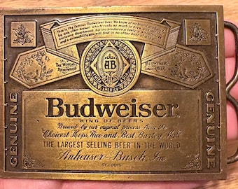 Fibbia per cintura vintage Budweiser "King of Beers" in ottone massiccio – Anheuser-Busch – Riproduzione autentica con licenza – Articoli da bar da collezione degli anni '80