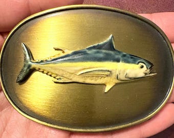 Vintage The Yellowfin Tuna - Raintree Gürtelschnalle - Fisch-Design - Messing-Finish mit Emaille-Detail (Made in USA) Selten