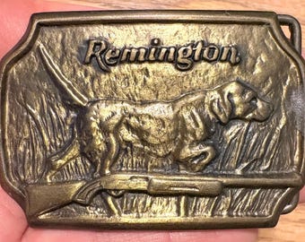 Vintage Remington Belt Buckle – Hunting Dog & Shotgun Scene – Brass – 1970s Sporting Collectible