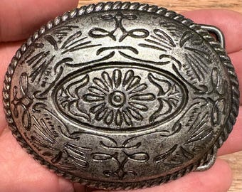 Vintage riemgesp, gemaakt in Spanje, ovaal, messingkleurig, met bloemenmotief en concho-afwerking, western/rodeo/touwrand, boho/zuidwesten accessoire.