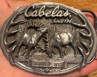 ヴィンテージ 1995 Cabela’s「ロイヤルチャレンジ」エルクベルトバックル – ネブラスカ州シドニー – コレクターズシリーズ #1 – 重厚なピュータートーン – 希少なバックル
