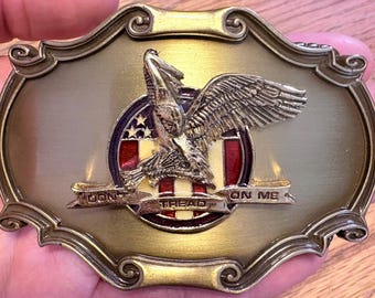 Hebilla de cinturón vintage RainTree "Don't Tread On Me" con águila y bandera estadounidense. Regalo patriótico de EE. UU.