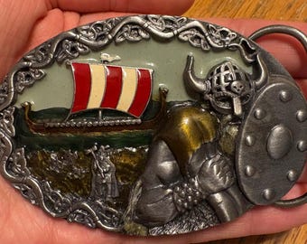 Hebilla de cinturón vintage The Viking 1990, Bergamot Brass Works para Tanside Ltd., peltre pintado a mano con diseño de barco largo y guerrero.