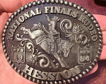 Vintage 1984 Hesston National Finals Rodeo bältesspänne – Begränsad upplaga, Fred Fellows-design, samlarspänne i westernstil, sällsynt