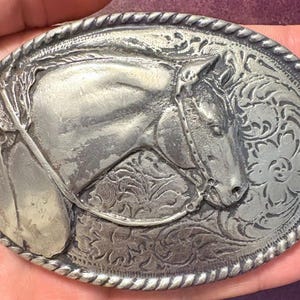 Vintage Embossed Horse Belt Buckle – Western Silver-Tone Oval Cowboy Buckle