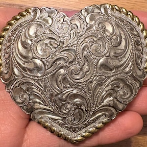 Puede incluir: Un conjunto de tres jarrones de cerámica blanca con un diseño texturizado y acanalado. El jarrón más alto mide unos 25 cm de alto, el mediano 20 cm y el más pequeño 15 cm.