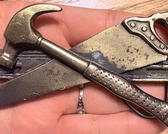Vintage 1991 Brass Tool Belt Buckle – Hammer, Hand Saw & Level – Tradesman / Carpenter Collectible