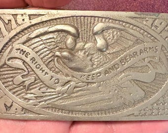 Vintage Die zweite Änderung „Das Recht, Waffen zu tragen“ 1975 Wyoming Studio Art Works Goldfarbe Miliz Vaterländische Metallgürtelschnalle selten