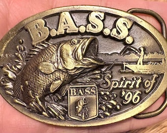 Jahrgang 1996 B.A.S.S. "Gürtelschnalle ""Spirit of '96"" - Messing-Finish - Barsch-Angeln-Sammlerstück - Erinnerungsstücke der Tournamentserie."