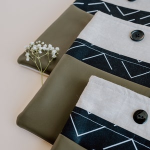 Book sleeve with two pockets. Neutral book sleeve with faux leather. Hardback, paperback and kindle book sleeves with pockets for glasses and reading accessories. Padded book sleeve, book lover gift