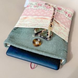 Vintage Rose Book Sleeve: Double Pocket Padded Book Protector