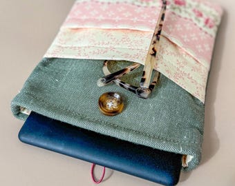 Vintage Rose Book Sleeve: Double Pocket Padded Book Protector