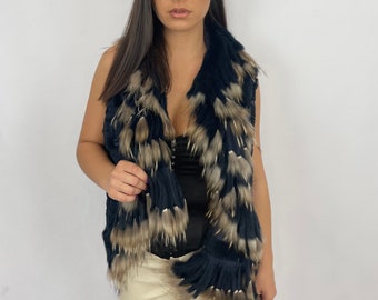 Lang vest van konijnenbont, lasergesneden en konijnenvingers