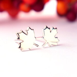 Ahornblatt Ohrstecker in Sterling Silber, kanadisches Geschenk für Sie, Canada Day Gif, Toronto Maple Leafs, kleine Ohrstecker