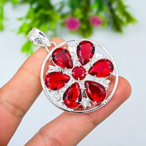 Roter Granat Blumen Anhänger: Handgemachter Boho Schmuck aus 925 Sterlingsilber