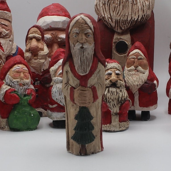 Figurine de Père Noël signée de style vintage 2014, en plâtre peint à la main, provenant d'une collection privée de Pères Noël sculptés et peints en bois