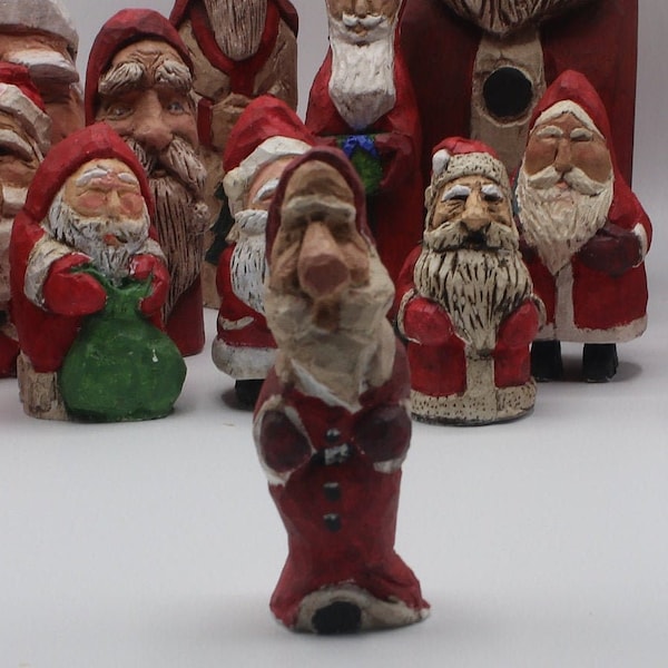 Signé style vintage 2008 Santa Figurine Hand Painted Plaster Cast from Private Collection of Wood Carved and Painted Santas