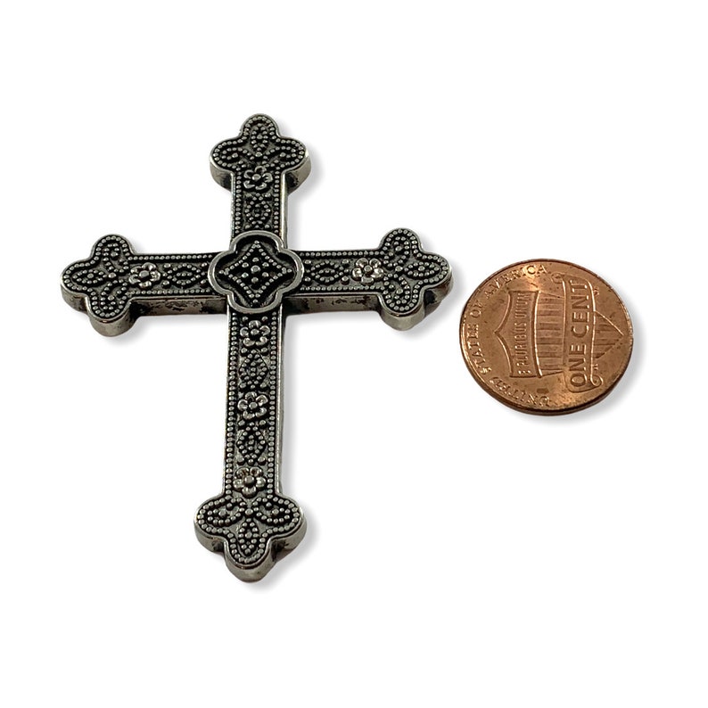Silver tone and black etched design needle minder
