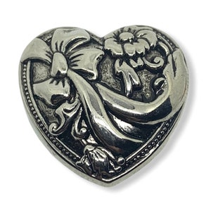 Silver Tone Flourished Heart Needleminder