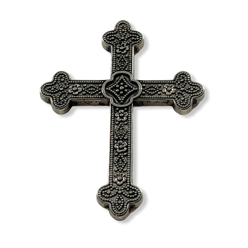 Silver tone and black etched design needle minder