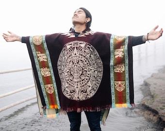 Poncho de alpaca Calendario Azteca III. Hecho a mano por manos indígenas. Suave y cálido, con capucha. Talla única y unisex. ¡ENVÍO GRATIS! Ideas para regalos.