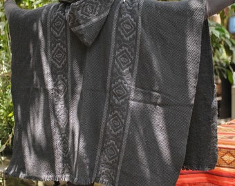 Handgemachte Wolle Poncho. Wird vorne mit geschlossener Kapuze geschlossen. Handgefertigt von indigenen Händen. Waschbar in der Maschine! Kostenloser Versand!