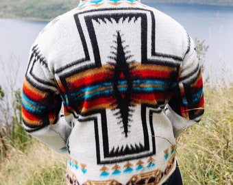 Weiße Alpaka-Jacke der amerikanischen Ureinwohner. Super warm und weich. Maschinenwaschbar! Geschenkideen zum Valentinstag