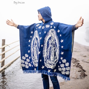 Poncho de lana de alpaca hecho a mano. (Virgen de Guadalupe) ¡Súper suave y cálido! Fabricado en Ecuador. Talla única. Unisex. ¡ENVÍO GRATIS! Ideas para regalos