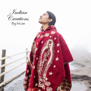 Poncho de lana de alpaca artesanal (Virgen de Guadalupe Rojo Cielo) unisex. Talla única. ¡Súper suave y cálido! Hecho en Ecuador. ¡ENVÍO GRATIS! Ideas para regalos.