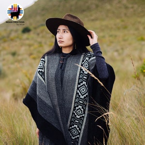 Poncho de Lana Hecho a Mano. (Eclipse Penumbral) Cerrado al Frente con Capucha. Elaborado a Mano por Manos Indígenas. ¡Lavable a Máquina! ¡Envío Gratis!