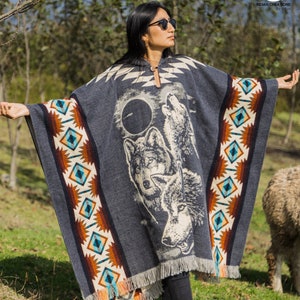 Poncho unisex de lana de alpaca. (Timber Wolf Pack I) ¡Hecho a mano exclusivamente por indígenas! Lavable a máquina. ¡ENVÍO GRATIS! Ideas para regalos.