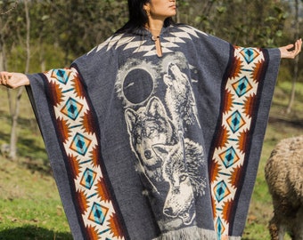 Poncho unisexe en alpaga. (Timber Wolf Pack I) EXCLUSIVEMENT FABRIQUÉ À LA MAIN par des mains autochtones ! Livraison gratuite ! Idées cadeaux