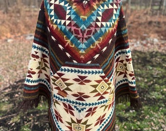 Poncho de alpaca unissex. Estilo em V. Criado exclusivamente por mãos indígenas. Super macio e quente. Lavável à máquina. FRETE GRÁTIS!