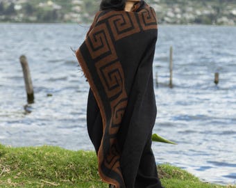 Manta de lana de alpaca hecha a mano. (Azucenas) Tamaño Queen. Hecha a mano por manos indígenas. Súper suave y cálida. ENVÍO GRATIS. Ideas para regalos.