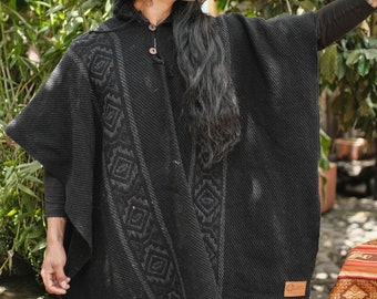 Handgemachte Wolle Poncho. Wird vorne mit geschlossener Kapuze geschlossen. Handgefertigt von indigenen Händen. Waschbar in der Maschine! Kostenloser Versand!