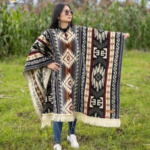 Alpackaullponcho (ljus silver) Handgjord av inhemska händer. Mjuk och varm med huva. Presentidéer