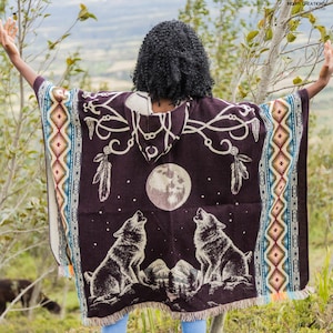 Poncho unisex de lana de alpaca. (Lobos Aullando III) ¡Hecho exclusivamente a mano por manos indígenas! Lavable a máquina. ¡ENVÍO GRATIS! Ideas para regalar.