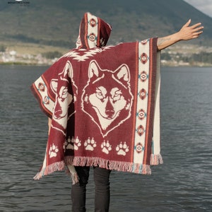 Poncho unisex de lana de alpaca. (Forma de lobo). Talla única. ¡Hecho a mano exclusivamente por indígenas! ¡Lavable a máquina! ¡ENVÍO GRATIS! Ideas para regalos.