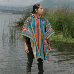 Poncho unisex de lana de alpaca hecho a mano. (Cascada de Hengifoss) Elaborado a mano por manos indígenas. Lavable a máquina. ENVÍO GRATIS. Ideas para regalos.