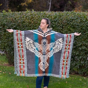 Poncho unisex de lana de alpaca hecho a mano. (Búho Indígena II) Hecho en Ecuador. Talla única. Unisex. Lavable a máquina. ¡ENVÍO GRATIS! Ideas para regalos.