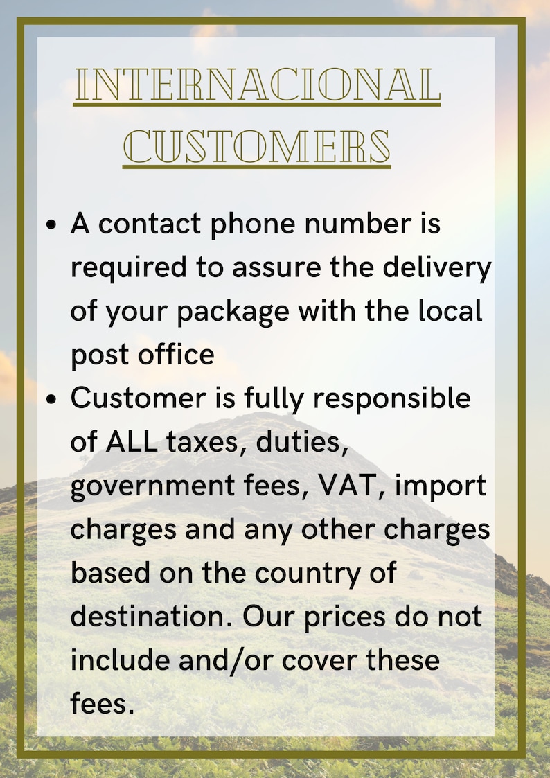 Op de afbeelding: Een tekstafbeelding met een witte achtergrond en een groene rand. De tekst luidt "INTERNACIONAL CUSTOMERS" en bevat twee opsommingstekens. Het eerste opsommingsteken geeft aan dat een contacttelefoonnummer vereist is om de levering van een pakket aan het lokale postkantoor te garanderen. Het tweede opsommingsteken geeft aan dat de klant volledig verantwoordelijk is voor alle belastingen, heffingen, overheidsvergoedingen, BTW, invoerrechten en alle andere kosten die gebaseerd zijn op het land van bestemming. De tekst geeft ook aan dat de prijzen deze kosten niet omvatten en/of dekken.