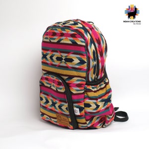 Puede incluir: Una mochila colorida con un patrón geométrico en tonos de rosa, amarillo, azul y verde. La mochila tiene un compartimento principal grande y un bolsillo frontal más pequeño. La mochila está hecha de un tejido tejido y tiene una cremallera negra.