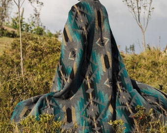 Handgemachte Alpaka Wolldecke. (grau bewölkter Himmel) Queen Size. Handgefertigt von indigenen Händen. Super weich und warm. KOSTENLOSER VERSAND! Geschenkideen