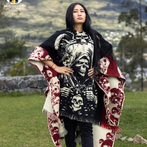 Poncho de Lana de Alpaca (Santa Muerte) Elaborado a Mano por Manos Indígenas. Suave y cálido con capucha. Talla única y uso unisex. ¡ENVÍO GRATIS! ¡Ideas para regalar!